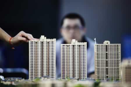 中原地产研究中心统计数据显示，5月楼市整体成交回暖，同比、环比齐升。    　　5月，一线城市新房成交面积平均环比继续上涨，环比涨幅达到了20.1%，其中北京上涨最明显，新房成交面积环比上涨了42.5%，同比也上涨了10.5%。上海、广州的新房成交量也有明显增长，与2019年同期基本持平。    　　二三线代表城市新房成交面积同比、环比均有不同程度上涨。二线城市新房成交面积平均环比上涨了35%，其中最为典型的上涨城市为温州，上涨了120%，武汉上涨了81%。三线代表城市新房成交面积环比上涨22.1%，韶关涨幅较大，扬州、东莞涨幅均在10%以内；从同比来看，整体上涨14.0%。  　　来源：房讯网
