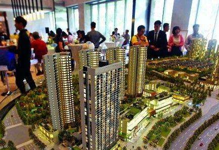 　相比往年，深圳今年的楼市小阳春来得要晚一些。  　　深圳住建局房产信息平台显示，五月新房成交4788套、二手房成交9042套，两个数据同比去年同期相差大约0.1%，出入不大。而放在过往6个月的时间轴内比较，深圳目前的成交量已经在疫情低谷之后逐渐上扬。乐有家、诸葛找房等多个第三方机构数据显示，深圳二手住宅均价已于今年四月上涨到了6万+元/㎡，并持续上行。  　　量价齐涨的5月，不少人已不满足于按揭贷，正尝试利用信用贷来撬动房产，寄望分羹深圳楼市，“买到就是赚到”的投机风开始出现苗头。    　　然而硬币的另外一面，信贷违约的魅影却在悄然闪现，一些银行客户经理好几年都不曾遇到的抵押贷款逾期业务和断供业务开始抬头。部分银行已经开始警惕小微企业贷款潜存的逾期风险；抵押贷展期的状况也让不少客户经理变得“胆小”了起来：对小微企业的贷款审查变严格了。  　　这个夏天缤纷而焦灼。在资金链紧张边缘挣扎的企业、苦于供楼的个人、正灵活套取各种信贷产品投入楼市打新的淘金客们，共同构成深圳楼市魔幻小阳春的一道独特风景线。  　　楼市断供和抵押贷逾期抬头  　　在中国农业银行深圳一支行零售信贷部工作近十年的林丽最近有些烦。服务中小微企业客户近十年，她五月份手头已经接手了两笔贷款逾期业务。过去，她好几年才会遇到一笔贷款逾期业务。这段时间，银行客户经理们好几年都不曾遇到的贷款逾期“黑天鹅”业务如今开始出现了。  　　另一银行经理张敏也不幸踩雷。她的这位客户在深圳宝安区沙井经营了一家四五十人规模的模具厂。前后十几年，历经2008年金融危机，工厂业务整体平稳，老板在今年春节过后也就没太在意疫情对业务带来的冲击。孰料上游大客户四月底临时告知订单要减半，模具厂的经营状况开始断崖式下滑。    　　“中型企业一般预留两三个月现金。开小厂的老板基本都是一有钱就立刻投入生产了，也很少有心思搞副业做投资，老板也就预留了一个月现金。现在撑不过来，已经办了贷款展期。”张敏言及这一切不甚唏嘘，以前银行面临的企业抵押贷逾期情形无非是企业间闹经济纠纷。如今，经手的抵押贷逾期业务不少源于产业链传导而来。  　　幸运的是，林丽和张敏经手的客户都办理了贷款展期，这在往年是不大可能的。  　　今年3月，《关于对中小微企业贷款实施临时性延期还本付息的通知》（下称“《通知》”）允许小微企业还本付息日期延至2020年6月30日。这也让资金紧绷，一时间难以还款付息的企业获得了喘气的机会。  　　相对于小微企业逾期，个人按揭贷款暂时稳定，但也有国有银行深圳分行人士向第一财经记者表示，按揭违约相比去年同期有增加，多是因公司倒闭失去供房收入。  　　“以前每个月大概有几个客户断供；最近每个月大概有十几个客户咨询断供的事情，但是91免费福利网站也会综合贷款人情况办理延长贷款期限、转按揭，走到出售房屋那一步的客户还不多。”上述国有银行深圳一分行人士直言，但是这类现象有增多苗头。  　　对于部分银行人士感受到的贷款客户的微妙变化，经营小微企业的业内人士、拍卖人士有着类似的感受。  　　常年活跃在企业圈、拍卖圈的王昌尔向第一财经记者表示，“91免费福利网站目前接手的拍卖资产比去年同期有增加但不明显，下半年会慢慢多起来，毕竟走完拍卖流程也需要时间。”  　　多位银行人士在接受第一财经记者采访之际均有表达，抵押贷逾期、个人房贷断供的现象开始慢慢“抬头”了，但是断供“潮”尚未到来。这其中的原因在于，深圳的房价抗跌性强。即便企业主无路可走将房子入市也能录得一个看涨的估值，不至于走到面临破产起诉查封拍卖及缴纳违约利息、个人征信上榜银行“黑名单”的窘境。  　　即便如此，部分银行已经开始警惕小微企业贷款潜存的逾期风险。  　　“91免费福利网站支行行长在周会上也提到了这点，让大家最近多梳理手头的中小微企业客户，摸底企业的经营情况、产业链上下游状况，跟企业客户沟通频度要密一点。”林丽直言。  　　抵押贷展期的状况也让不少客户经理变得“胆小”了起来：对小微企业的贷款审查变严格了。  　　“三四月，有小微企业贷款贴息政策支持的时候，银行贷前审查需要到企业经营场所拍照存档，审核红本房屋估价的七成、公司一年流水的六成能否覆盖贷款额度，才能敲定放款与否；现在91免费福利网站还会查验小微企业上年度营业收入及净利润、上年度纳税额、员工人数、近两年纳税证明及近三年财务报表等资料。”  　　一位不愿具名的股份制商业银行福田区支行的负责人士透露，悄悄收紧放款门槛是考虑到企业展期、续贷现象开始增多，不想造成银行不良资产增多。  　　“淘金客”套用信贷资金  　　即便风险隐现，个人按揭贷仍是深圳各大银行的香饽饽。  　　据乐有家研究中心数据监控显示，2019年至2020年4月深圳一共交易了15万套房子。其中一次性付款占比不到1成，15万套房子里有13万套便采用了按揭贷款的支付方式。而不需要抵质押或者第三方进行担保的信用贷在部分银行的风头甚至盖过了按揭贷。  　　“我手头就排着四五个信用贷客户，都是些贷款信誉记录不错且个人收入来源有保障的客户。”民生银行深圳一支行的刘姓客户经理告诉第一财经记者。  　　如今的信用贷热度明显高于往年。多家银行人士言及信用贷，只是感受不一，但均向第一财经记者表示，信用贷相比去年有增加。  　　其实，受到不少人追捧的信用贷用起来也不是没有风险的。如果贷款人申请了信用贷并且已经用了，会在贷款人征信记录上有所体现。在申请住房按揭贷的时候银行可能会要求贷款人说明首付款的来源，如果提供不了首付款来源的证明，银行可能会要求贷款人提前结清贷款，甚至直接拒批。与此同时，深圳的多家银行都要求信用贷款三年内还清，少数银行要求贷款人的信用贷业务于一年内结清。  　　第一财经记者了解到，对于没有公司没有房产的贷款客户来说，一般银行提供的信用贷上限是三十万元，贷款人可以选择向两三家银行申请信用贷，筹得百万元资金。  　　换言之，贷款人通过信用贷工具适度加杠杆可以助力自身搭上买房的车；但另一方面，它的还款期限又会给到贷款人还款压力，信用贷不良也会直接影响个人按揭贷业务的申请、个人的征信记录等。  　　鉴于信用贷的诸多限制，这些敢于同一时间去找两三家银行申请信用贷，凑足百万元资金投向楼市的客户，多半都对深圳楼市报以极高的热忱，且具有更强的购买力和更稳定的支付力。  　　“我经手的信用贷客户，一次性贷到三十万上限的基本上都是奔着二套房去的。”深圳一家股份制银行黄姓人士表示，深圳楼市这几个月价格持续上行给了不少刚需客和投资客上车的动力。  　　“信用贷一旦出现贷款逾期，因为缺乏抵押物清收很困难，91免费福利网站审批办理要求一直很严。但是深圳优质客户多，至少我经手的客户这两个月有增多，基本上都是在大企业工作的金领人群，去买房投资的。”黄姓人士续称，楼市的投资回报率给了加杠杆客户人群信心。  　　第一财经采访了一位凭借信用贷搭上二套房快车的淘金者张弛，在深圳打拼的十年，他亲眼见证了深圳楼市的快速上涨。  　　2010年的深圳新房价格是2字头（2万+）。其中变化最大的当属2015-2016年，深圳房价从3字头直接跳到到5字头，主因是2015年330政策放松了限购限贷，以及深圳整体经济大环境的迅猛发展。自2017年开始，政府严控楼市，打击炒房投资客，为保障刚需权益推出了系列新政，才促使深圳新房价格渐趋平稳，近3年涨幅仅3%。  　　乐有家研究中心数据显示，十年间深圳房价总涨幅178%，领先国内诸多城市。今年疫情期间，深圳楼市仍呈上涨之势。此前，深圳二手住宅均价还在5.7万元/㎡水平，到2020年4月，均价上涨到了6万+元/㎡。同时，楼市成交也快速回暖，5月深圳二手住宅过户量再度突破8000套，创近半年新高，但距离去年末还略有差距。  　　在张弛及他身边的人看来，房子无疑是实现财富快速增值及拉开阶层差距的第一大法宝。这也令他及身边人动用信用贷撬动二手房的信心和兴趣度大增。  　　高涨的楼市看不到终点  　　敢于加杠杆背后，是大多数深圳人笃信深圳楼市供需不平衡的局面暂时难以得到改变。  　　根据深圳市土地交易中心数据显示，2006-2019年间，深圳累计住宅供应730578套，年均5.2万套，放在长时间周期中，年住宅供应呈曲线下行之势；与之对应的是，常住人口从2006年的846.43万人，增加到2019年的1343.88万人，累计增加接近500万人，呈整体上行之势。  　　同时，土地供应结构性失衡，工业、商业类用地供应多、住房用地供应少的局面十余年间并未得到扭转。美联物业根据官方公开出让的土地数据统计显示，过去14年里，深圳居住、商业、工业三类用地结构的分别占比分别是：17%、10%和53%。  　　结构性失衡推导下，深圳购房需求在三月疫情缓和后便密集释放，市场快速从四月份的部分片区过热到现在量价齐升。  　　同时，房企们的拿地信心也正在快速被点燃。5月，深圳房企龙光地产拿下的深圳前湾片区地块，以总价116亿元占据5月全国住宅用地成交总价榜首，每平米可售楼面价超过8万元。  　　楼市热情不褪，投机风开始出现苗头，给调控再度加压。以5月为例，深圳市住建局的调控动作接二连三。  　　5月22日，住建局亲临地产中介机构现场检查，TaTa公寓、鸿荣源·壹方中心、星河丹堤、金亨利首府等一批挂牌价明显高于近期真实成交价的房源被迫下架。5月26日，针对网友投诉网红盘华强城捂盘惜售、沙井海岸城偷收喝茶费等问题，深圳市宝安住建局要求片区所有住宅新盘采取委托公证公开认筹筹钱选房的形式予以销售。  　　高价房源下架、捂盘惜售内定房源被约谈，再到近两日福田区棚改炒作遭住建局打压……主管部门操作基本上对症下药，步步紧跟，以防楼市过热。  　　住房“盘子小”的深圳也正在通过增大住宅供应，寄望打破楼市过热困局。  　　5月初，深圳发布的《2020年度建设用地供应计划》显示，年内计划供应1200公顷建设用地，与2019年计划供应量持平，其中居住用地为293.2公顷。这一居住用地的供应比例较往年有所上升，年内计划供应面积较2019年实际供应面积增加了50%。  　　这个6月，备受瞩目的光明金融界项目已经开放展示中心，而全民瞩目的润玺一期年内也将会入市。整体来看，“买到就是赚到”投机心理、刚需客的快速上车心理、开发商的拍地热情等都给深圳楼市按下了快进键。但平抑深圳房价增长，彻底打破供求不平衡的主逻辑仍将是一个漫长的过程。  　　来源：第一财经网
