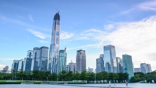 “现在福田中心区换办公室的客户，大多数都是因为今年经济收入不行，承受不起这么高的租金。”在福田中心区做写字楼出租工作的中介江先生告诉《华夏时报》记者，目前中小企业搬离福田中心区的情况越来越多。  　　中原盘源系统显示，目前福田中心区的空置率总体相对较高，但个盘差别挺大，平安金融中心空置率只有10%、皇庭广场空置率为9.5%。  　　在当前经济环境下，深圳全市写字楼一边是供应量充足，空置率不断攀升。另一边一波中小企业迫于成本压力正搬离市中心区，由此导致部分写字楼的空置率居高不下，租金不断下探，招租成为一大难题。    　　近三年写字楼供应持续走高  　　随着深圳全市写字楼空置率不断攀升，租金一路下行，不少写字楼面临招租难的窘境。今年以来，随处可见写字楼招租广告以及免租信息，各中介、房东为招租费了不少心思，但收效甚微。    　　第一太平戴维斯统计数据显示，深圳市2020年第一季度平均空置率结构性环比上升1.2个百分点，达26.2%。截至季末，深圳全市平均租金下降至201.7元/平方米/月，租金指数环比下跌1.6%。  　　而值得注意的是，供应增加无疑是深圳写字楼空置率攀升的主要推手。《华夏时报》记者根据第一太平戴维斯近年来发布的写字楼报告梳理得知，从2018年起，深圳写字楼供应量再呈上升走势。数据显示，2018年深圳全年累计供应量不足80万平方米，2019年深圳全年累计供应量达107.7万平方米。截至2019年底，深圳全市甲级写字楼总存量同比上升17.7%，至715.6万平方米。  　　与此同时，第一太平戴维斯预测，深圳2020年将迎来未来五年内的甲级写字楼供应高峰，全年预计累计共有134万平方米的新增写字楼面积交付，且未来五年新增供应总计达507万平方米。随着疫情结束和经济的发展，写字楼去化速度才可能得到相应变化，但租赁市场的竞争料将持续。  　　中小企业逃离福田中心区  　　“时常可以碰到一些中小企业换租、退租的情况，陆续搬离到租金更低的地段去了。”在福田中心区做写字楼出租工作的江先生对《华夏时报》记者表示，今年受疫情影响，一些中小企业为了节约租金成本以及员工的生活成本，搬离了中心区，有些甚至搬去了龙华、龙岗区。  　　陈女士所在的一家私募公司不久前便搬离了深圳福田中心区的平安金融中心。陈女士反映，一是平安金融中心作为地标级写字楼，租金始终维持高位，且议价空间不大；二是考虑到公司今年的整体效益不如往年。从福田中心区“逃离”后，陈女士所在的公司搬至岗厦地铁站附近，虽然还是在福田区，但岗厦总体的租金水平是平安金融中心租金的一半左右。  　　《华夏时报》记者了解到，平安金融中心的租金价位一直处于福田中心区最高水平，据中介沈先生表示，目前该写字楼的租金在350-500元/平方米/月。相比于周边其他写字楼200元/平方米/月出头的租金，平安金融中心作为地标，租金也高了一倍多。  　　让利招租情况难言乐观  　　“现在招租91免费福利网站不收取承租方任何中介费，如果能和91免费福利网站签约，91免费福利网站还可以和承租企业平分佣金。”中介江先生对《华夏时报》记者表示，尤其是有一波金融公司爆雷，集体退租，后面再招租就更难了，所以有些二房东也跟着“跑路”了。  　　沈先生在深圳福田区从事写字楼出租工作已超过10年，他告诉《华夏时报》记者，近1年来，深圳写字楼租金下降了20-35%。除报价有所下跌之外，出租方给承租企业的免租期、相应折扣等方面，都有较大的让利空间。  　　与此同时，虽整体租金议价空间拉大，但仍有不少中小企业迫于中心区高昂的租金压力，选择退而求其次，往租金价格低的地段撤离。而更有甚者，一些小型的公司甚至直接搬离深圳，向东莞、惠州转移了。  　　面对不断撤离的企业，沈先生表示：“现在业主都是在诚心招租，如果公司承租面积够大、公司资质也还可以，租金方面都是很好商量。”沈先生对《华夏时报》记者表示，由于此次疫情，业主方对于资质好的企业，都会给予较多的让利空间。  　　沈先生向记者透露，目前平安金融中心A座有空置写字楼出租，而对于入驻的企业，需要事先核实企业资质。对于资质较好的企业，出租方给出的租金会有较大的优惠。“一般大型企业过来都会比较受欢迎，业主会给出合理的价格，留住客户。”沈先生表示，如果是世界500强企业，租金可以打7-8折。  　　来源：华夏时报
